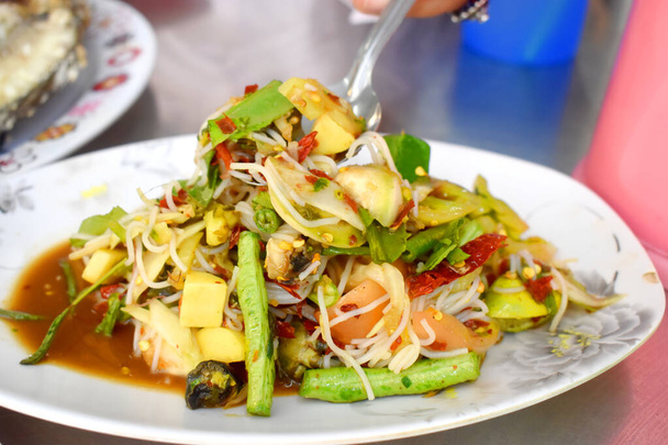 Papaya salatası, Tayland usulü sıcak ve baharatlı. - Fotoğraf, Görsel
