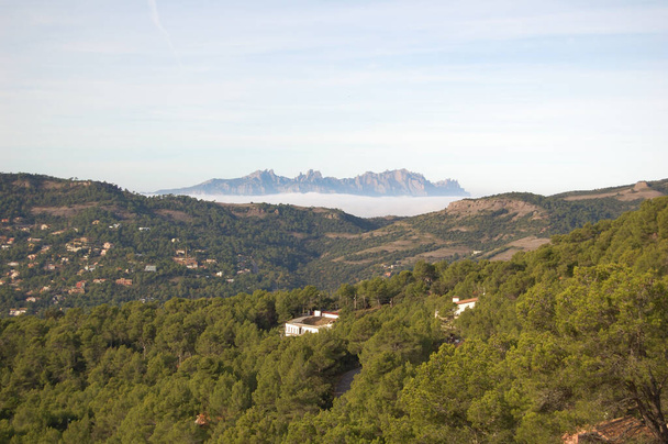 パノラマde los montes y los bosques de La Mola, en Catalunya, cerca de Montserrat.モンセラット通りだ。カタルーニャ州のラ・モラの山々や森のパノラマ、モンセラットの隣にあります。モンセラットの眺め。カタルーニャ,エル・バレス,バルセロナ. - 写真・画像