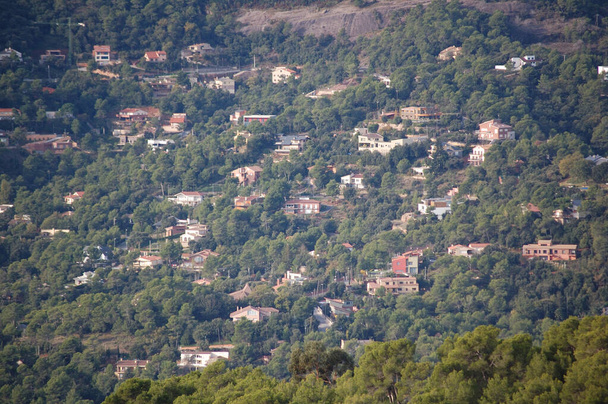 Panorama de los Montes y los bosques de La Mola, en Catalunya, cerca de Montserrat. Panorama van de bergen en bossen van La Mola, in Catalonië, naast Montserrat. Catalunya, el Valles, Barcelona. - Foto, afbeelding