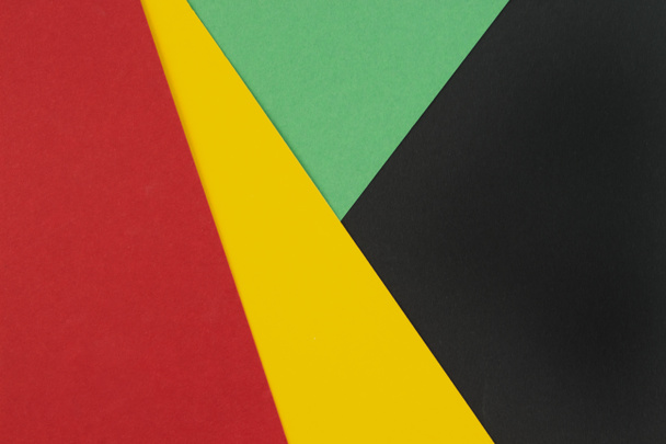 Februari Zwarte Geschiedenis Maand. Abstract Papier geometrische zwart, rood, geel, groene achtergrond. Kopieer ruimte, plaats voor je tekst. Bovenaanzicht. - Foto, afbeelding
