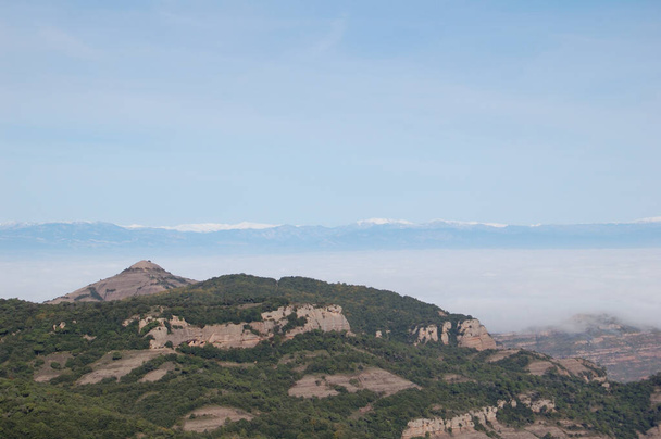 Panorama de los montes y los bosques de La Mola, en Catalunya, cerca de Montserrat. . Panorama des montagnes et des forêts de La Mola, en Catalogne, à côté de Montserrat. Catalunya, el Valles, Barcelone. - Photo, image