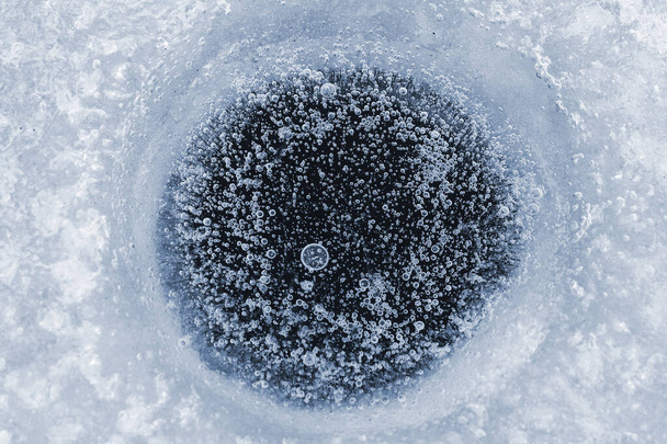Luchtbellen in ijs, waterpoel in de winter - Foto, afbeelding