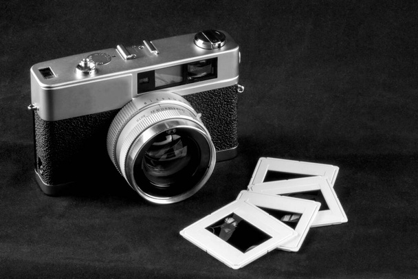 Veraltete Filmkamera mit monochromen Dias - Foto, Bild