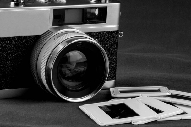 Fotocamera vecchia pellicola con diapositive montate Monocromatico - Foto, immagini