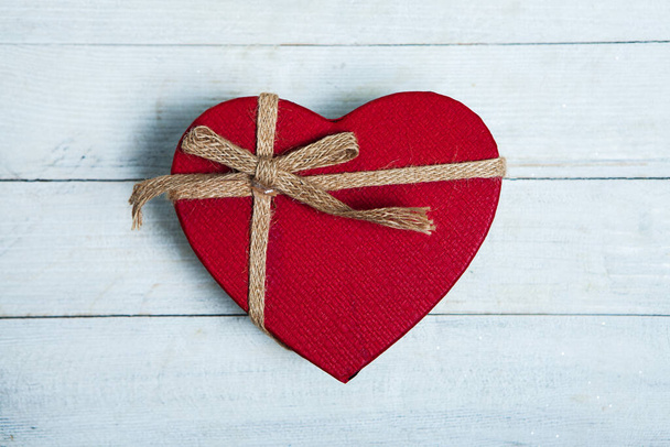 Κόκκινο κουτί δώρου σχήμα καρδιάς απομονώνονται σε λευκό φόντο. Ημέρα του Αγίου Βαλεντίνου έννοια - Φωτογραφία, εικόνα