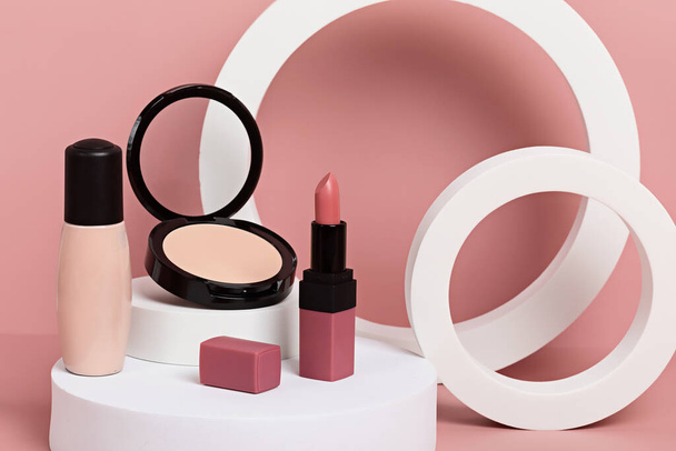 Make-up-Produkte auf weißen Podesten auf rosa Pastellgrund. Mockup für Branding und Verpackung - Foto, Bild