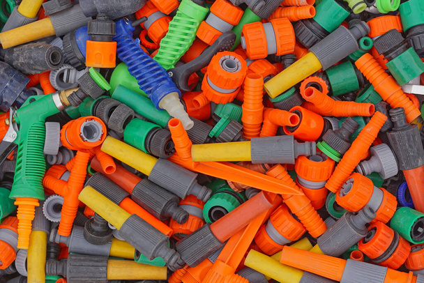 Válvulas de plástico coloridas piezas de boquilla para mangueras de agua - Foto, imagen