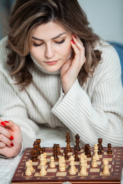Krásná dívka hraje šachy doma.  - Fotografie, Obrázek
