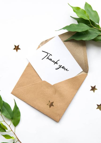 Sobres con texto Gracias. Carta, postal, invitación, felicitación, tarjeta de agradecimiento - Foto, Imagen