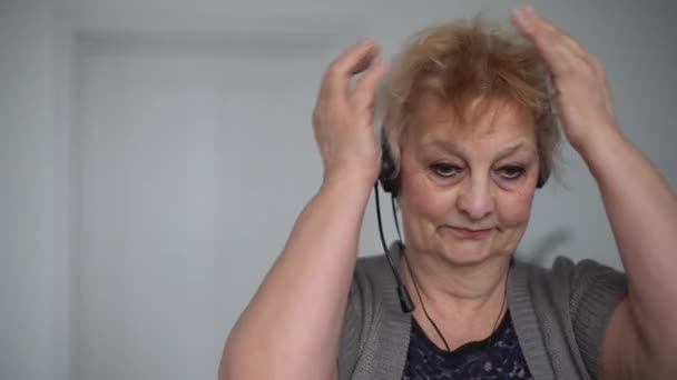 Mulher em Headphones Fala no Video Chat usando Laptop. Auto-isolamento na Pandemia COVID-19. mulher apoio online - Filmagem, Vídeo