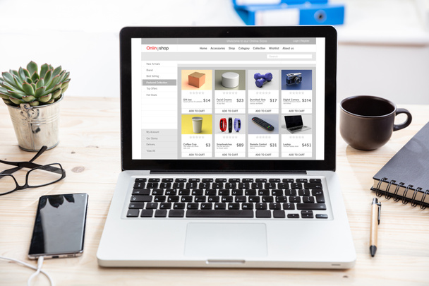 Online shop website, Eshop, e-commerce, digitale marketing webpagina op een laptop scherm, bureauachtergrond - Foto, afbeelding
