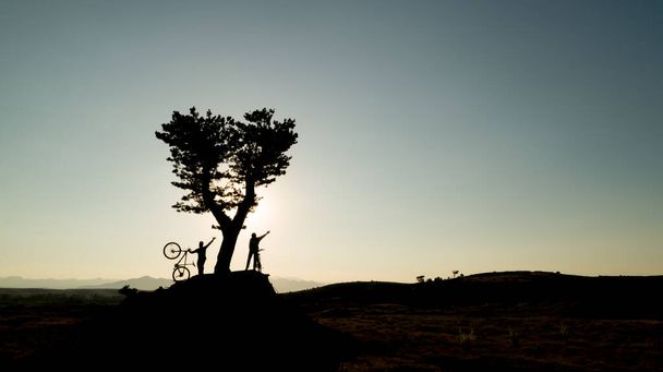L'équipe cycliste qui a atteint l'objectif dans la nature et leurs réalisations - Photo, image