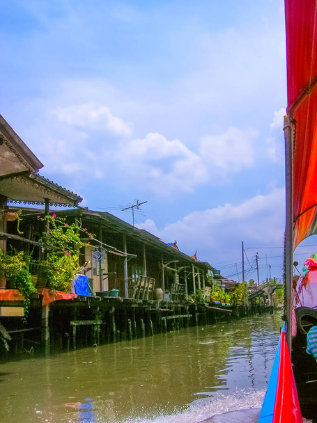 Barrios de madera sobre pilotes a orillas del río Chao Praya en Bangkok, Tailandia - Foto, imagen