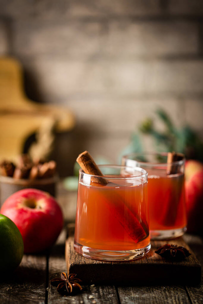 Vaso de zumo de manzana fresco - Foto, imagen