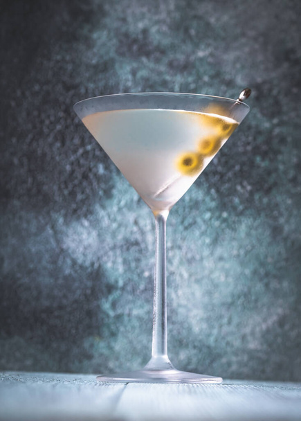 Egy pohár száraz martini zöld olajbogyóval. - Fotó, kép