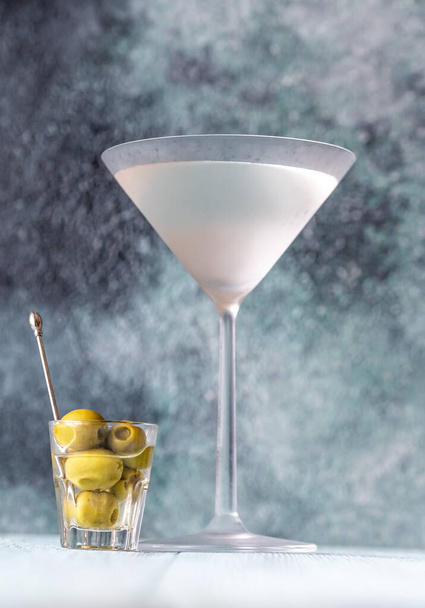 Szklanka suchego Martini z zielonymi oliwkami - Zdjęcie, obraz