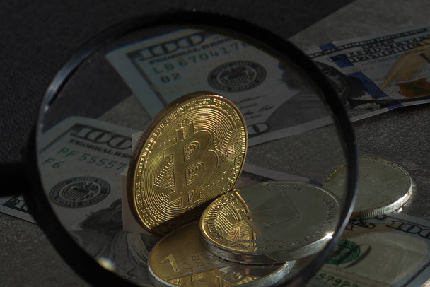 Foto Golden Bitcoins nuevo dinero virtual criptomoneda y billetes de un dólar estadounidense - Foto, imagen