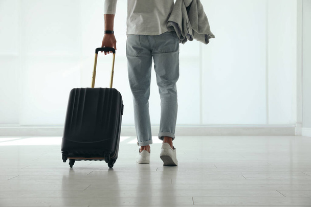 Man with black travel suitcase in airport - Foto, Bild
