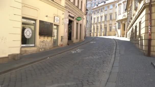 Пустые улицы города Брно во время коронавирусной болезни 2019 года (Ковид-19) в Чехии. - Кадры, видео