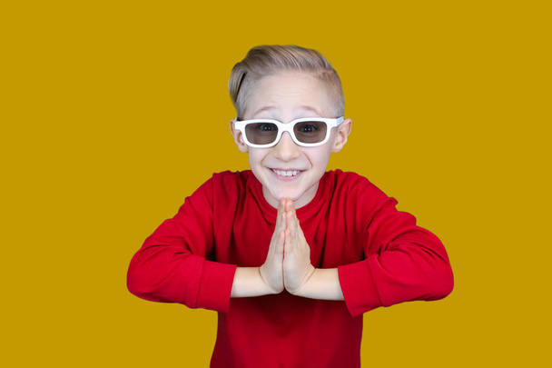 criança engraçada em óculos 3D das crianças coloca as mãos juntas e ri - Foto, Imagem