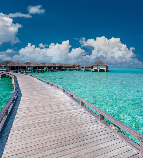 Piękna plaża z domkami wodnymi na Malediwach - Zdjęcie, obraz