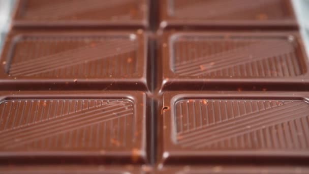 Csokoládé szelet. A kamera előre halad a csokoládé szeletek felett - Felvétel, videó