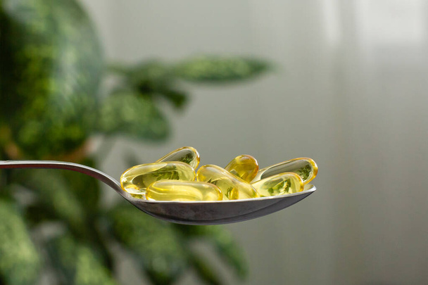 Capsules d'huile de poisson avec oméga 3 et vitamine D dans une alimentation saine concept - Photo, image