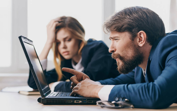 fáradt férfi és nő a munkahelyen kollégák a munkahelyen laptop szakemberek - Fotó, kép