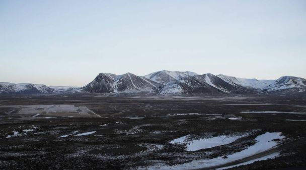 Panoraamanäkymät tyypillinen lumihuippuinen katettu vuoristo luonto talvi maisema Islannissa Euroopassa - Valokuva, kuva