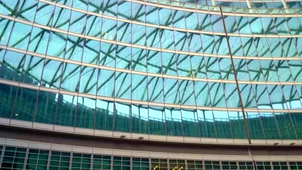 モダンなオフィスビル、幾何学的な青のパターンを持つガラスのファサード。都市の未来的な建物、現代的なビジネスセンターのデザイン。角度表示の下 - 映像、動画