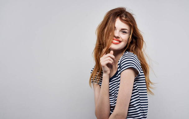 mulher bonita alegre listrado t-shirts lábios vermelhos emoções Estúdio - Foto, Imagem