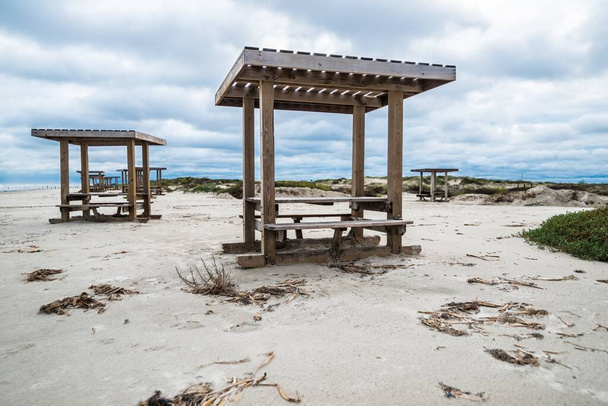 Piknikové stoly na pláži na ostrově Padre, TX - Fotografie, Obrázek