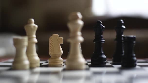 Charkov, Ukrajina 09.01.21 Šachová hra, kde bílý rytíř kráčí a chrání svou královnu před útokem - Záběry, video