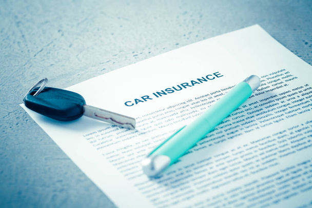 自動車保険の概念-ブルートーン上の車のキーと車のポリシー - 写真・画像