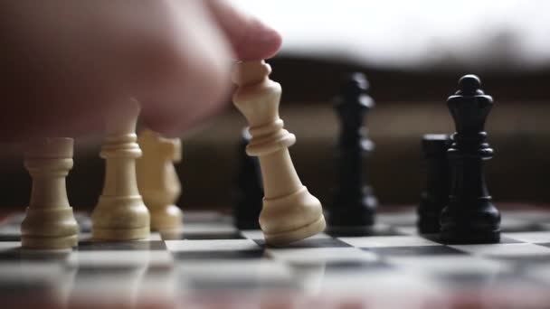 Charkov, Ukrajina 09.01.21 Šachová hra, kde bílý rytíř kráčí a chrání svou královnu před útokem - Záběry, video