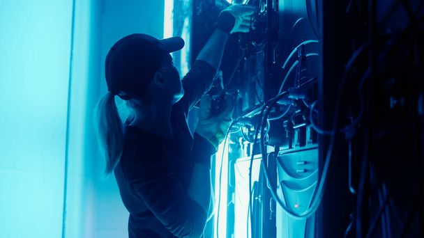 Nainen työntekijä radiopuhelin tarkistaa rikki LED-näyttö - Valokuva, kuva