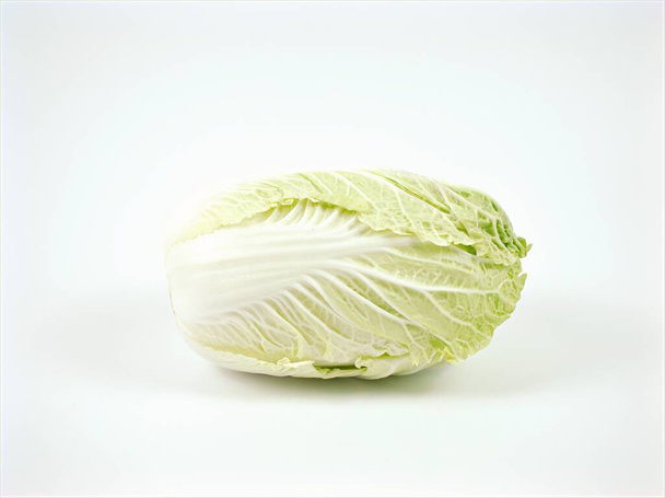 Verdura de col verde aislada sobre fondo blanco, Brassica rapa  - Foto, Imagen