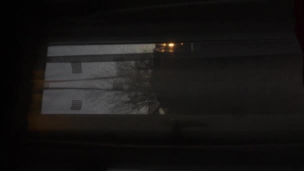 オレンジ色の夕焼け空シルエットの窓枠とカーテンを見た。垂直ビデオ,トラックの右 - 映像、動画