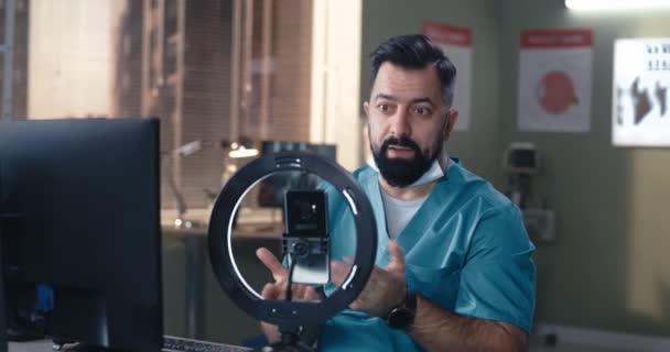 Бородатый доктор говорит во время онлайн-трансляции - Кадры, видео