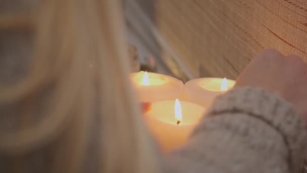 Nahaufnahme des Entzündens einer Kerze. Weihnachtskonzept - Kerzen brennen - Filmmaterial, Video