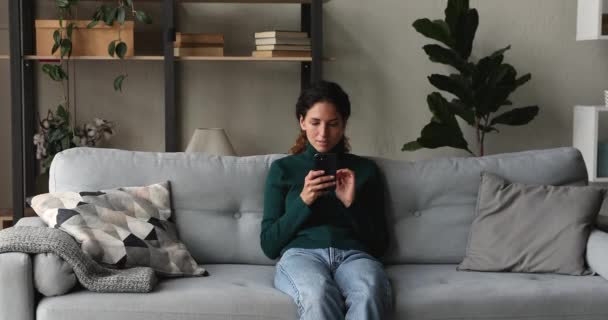 Femme lire de bonnes nouvelles sur smartphone se sent excité incroyable heureux - Séquence, vidéo