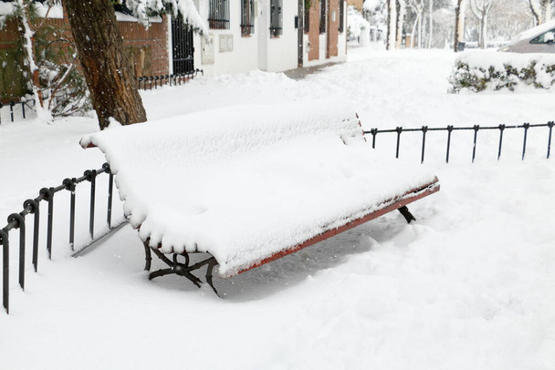 panchina del parco coperta di neve. La tempesta Filomena lascia mezzo metro di neve a Madrid - Foto, immagini