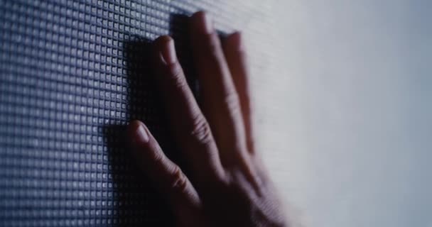 Технік обрізання, який торкається світлодіодного дисплея
 - Кадри, відео