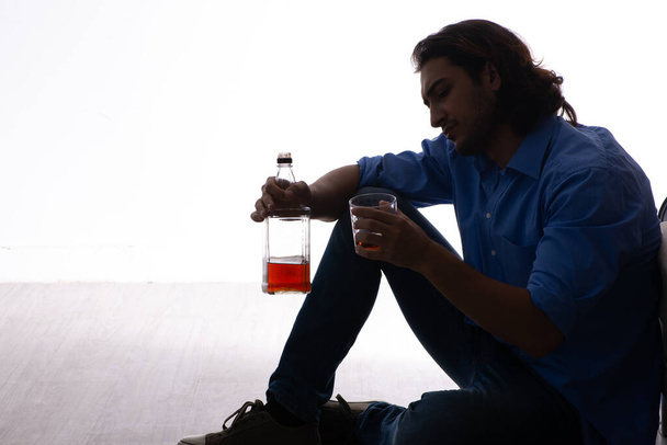 Alkoholismista kärsivä nuori mies - Valokuva, kuva