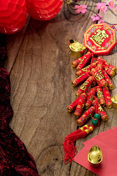 Boa sorte fogos de artifício Ano novo chinês ou lunar ano novo 2021 decoração na mesa de madeira na mesa de madeira (caráter chinês "fu" que significa fortuna) - Foto, Imagem