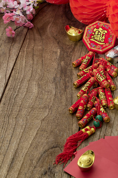 Buena suerte petardos Año nuevo chino o lunar año nuevo 2021 decoración en la mesa de madera en la mesa de madera (carácter chino "fu" que significa fortuna) - Foto, imagen