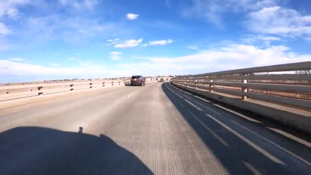 Amerika 'nın banliyölerinde tipik asfalt yollarda araba sürmek. - Video, Çekim