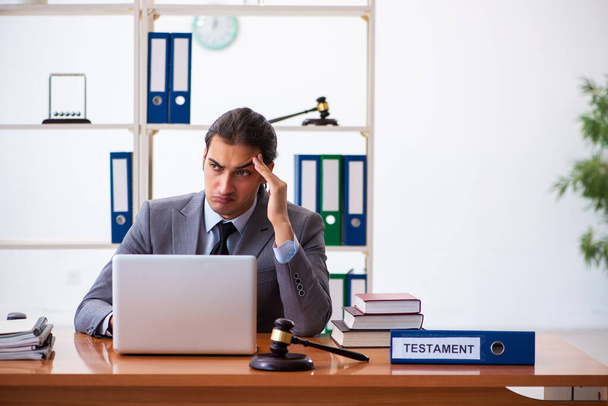 Молодий чоловік-адвокат сидить в офісі
 - Фото, зображення