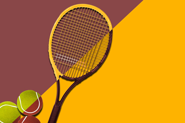 Bolas de tênis sob raquete preto. Fundo violeta. Esporte conceitual. - Foto, Imagem