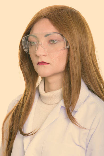 Estúdio tiro de rosto de mulher médico pensando ao usar óculos de proteção - Foto, Imagem